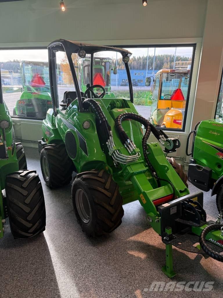 Avant 528 لوادر انزلاقية التوجيه