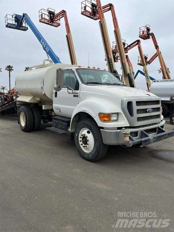 Ford F750 شاحنات ذات صهاريج