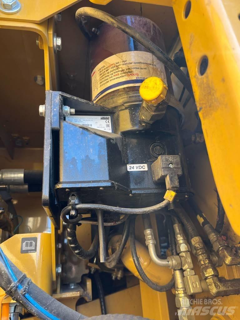 CAT 323 حفارات زحافة
