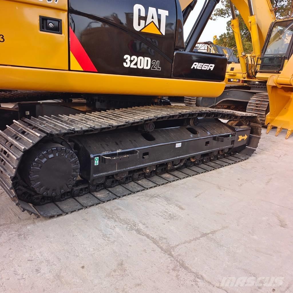 CAT 320 D2 حفارات زحافة