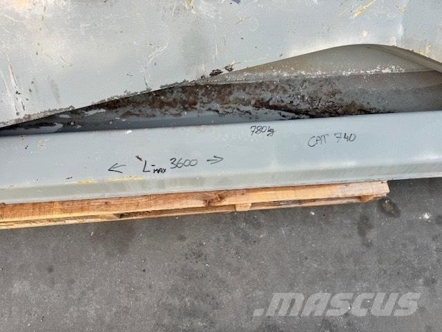CAT 740 TAILGATE ساحبات مفصلية
