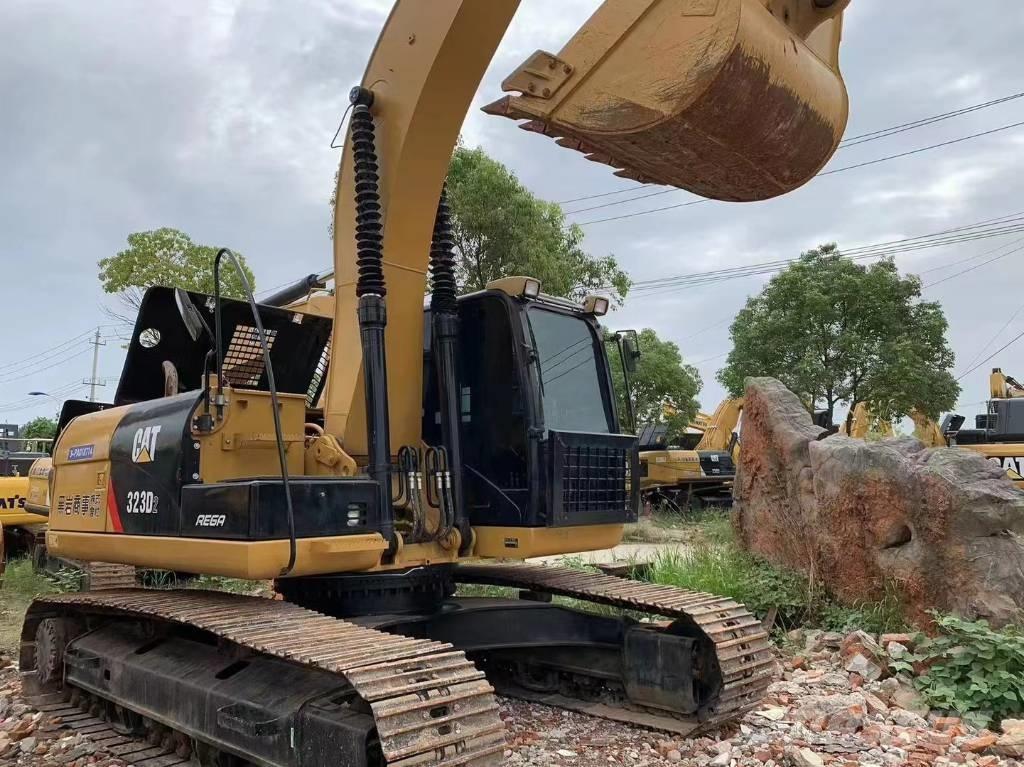 CAT 323D حفارات زحافة