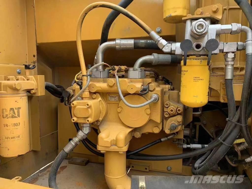 CAT 323D حفارات زحافة