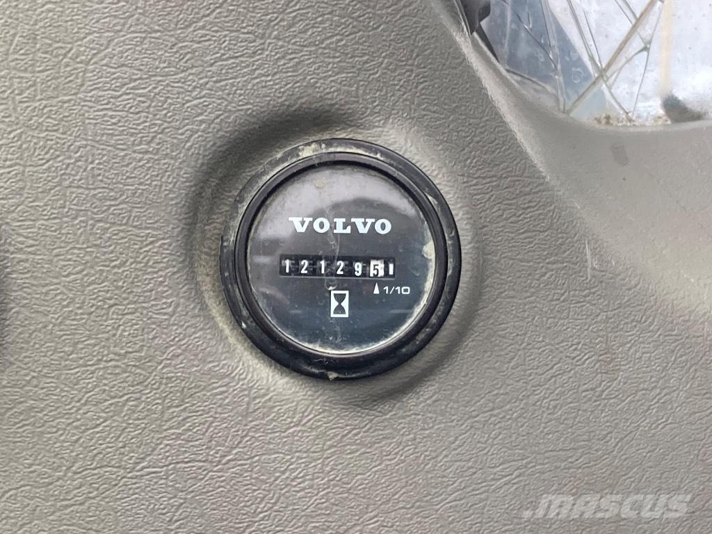 Volvo EC 300 D حفارات زحافة