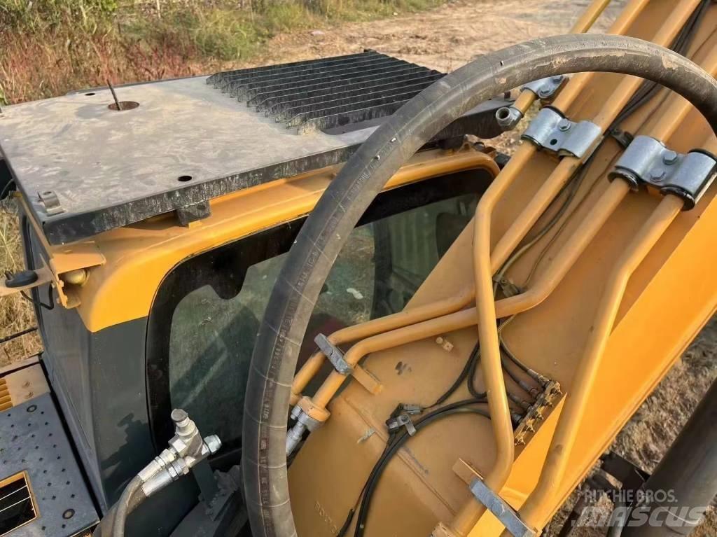 Hyundai Robex 520 VS حفارات زحافة