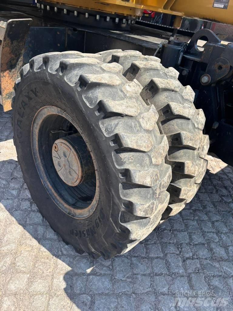 CAT M 313 D حفارات بعجل