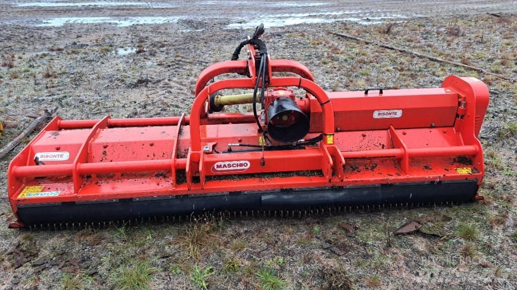 Maschio Bisonte 300 جزازات وأغطية المراعي