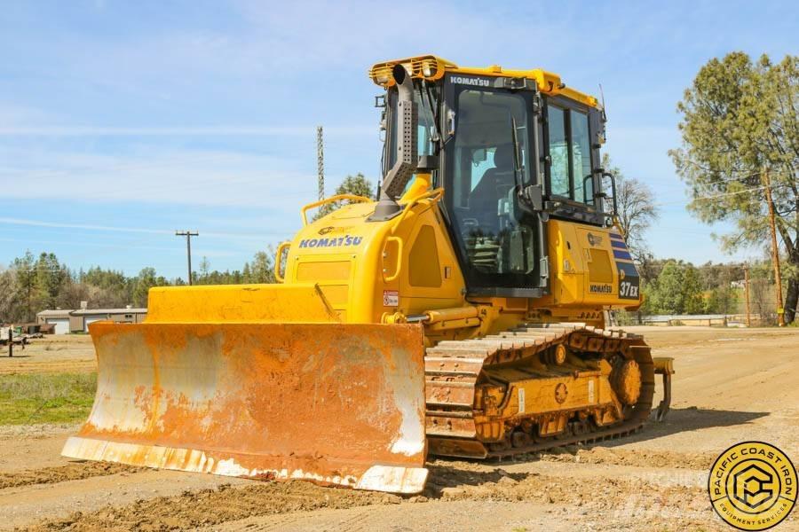 Komatsu D 37 EX بلدوزرات مجنزرة