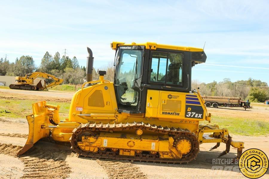 Komatsu D 37 EX بلدوزرات مجنزرة