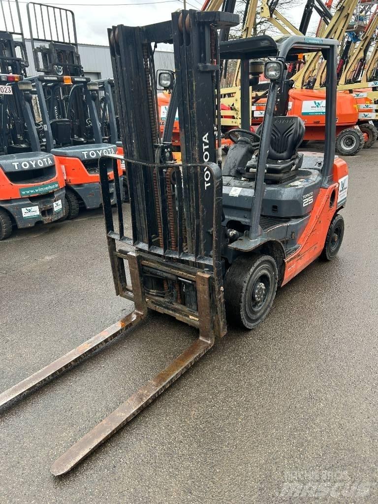 Toyota 02-8 FDF 25 شاحنات الديزل