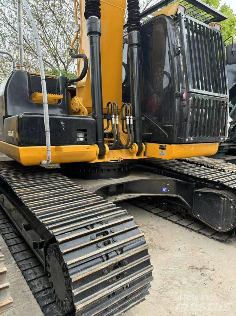 CAT 320 D حفارات زحافة