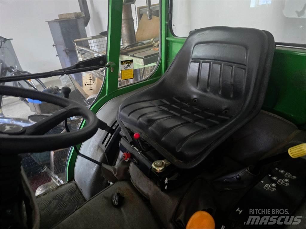 John Deere 4110 الجرارات