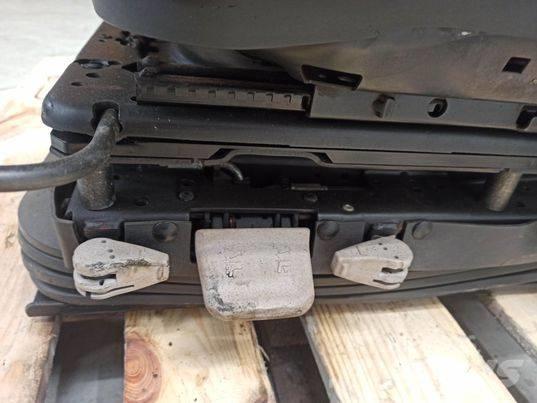 Valtra N 163 chair كابينة والداخلية