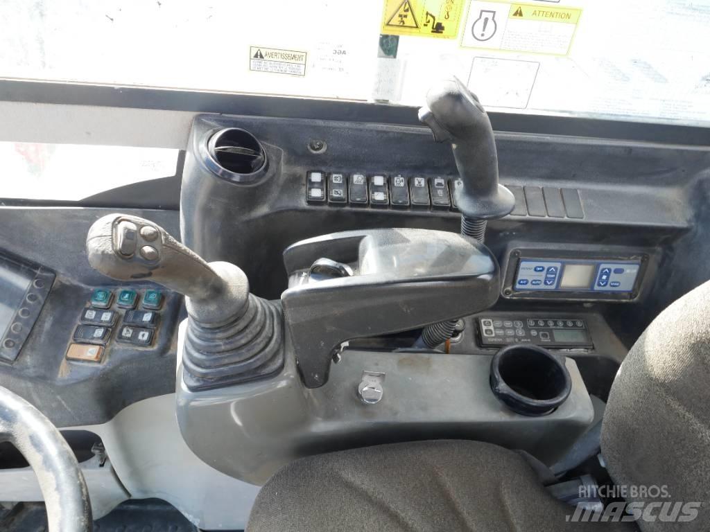 Takeuchi TB 295 W حفارات بعجل