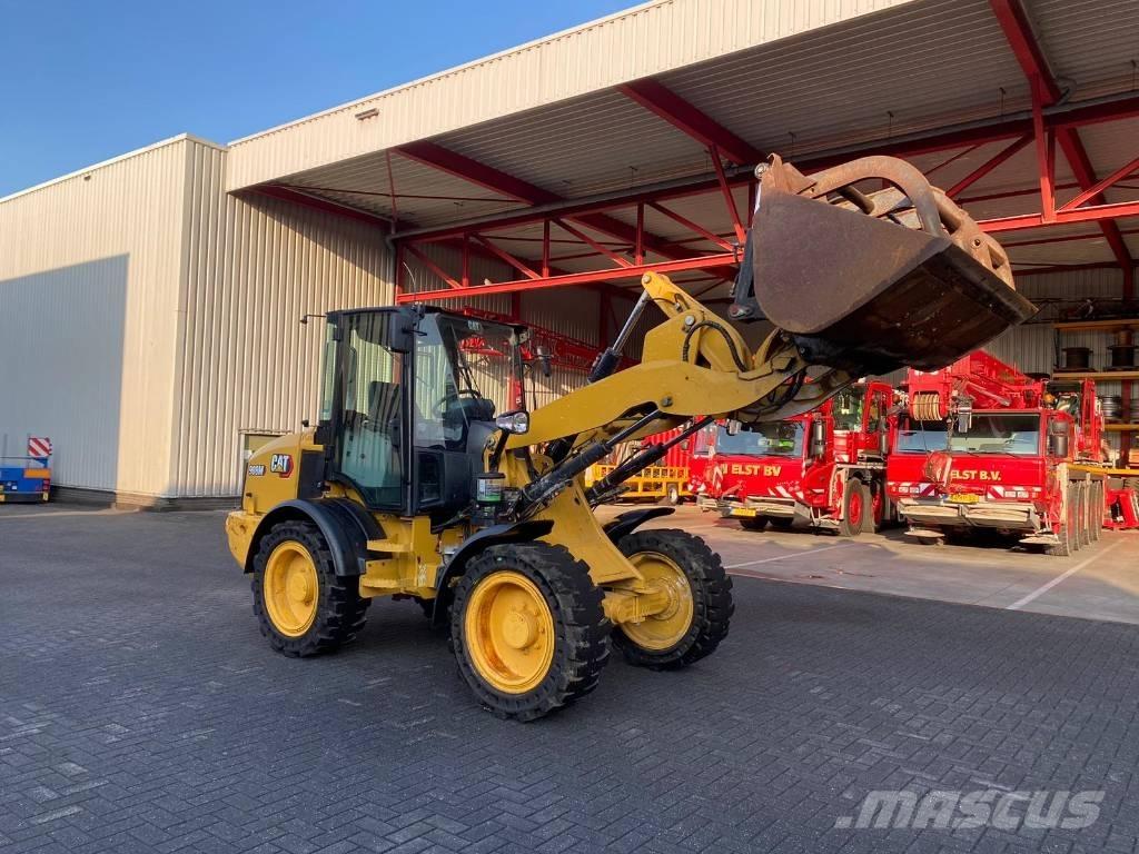 CAT 908M لوادر بعجل