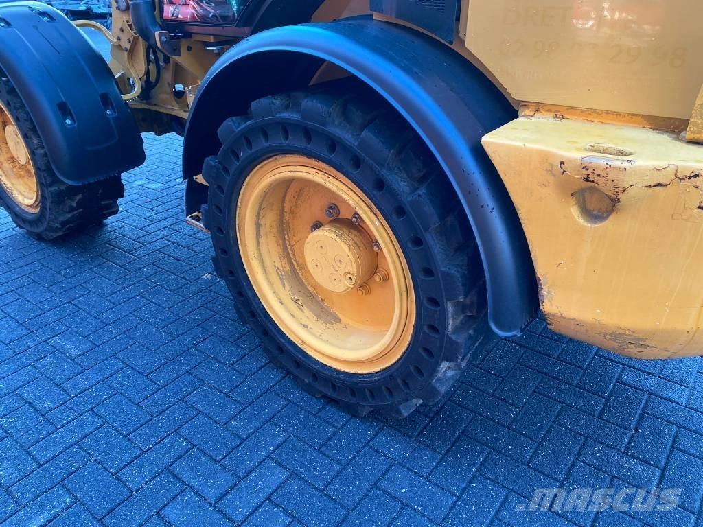 CAT 908M لوادر بعجل