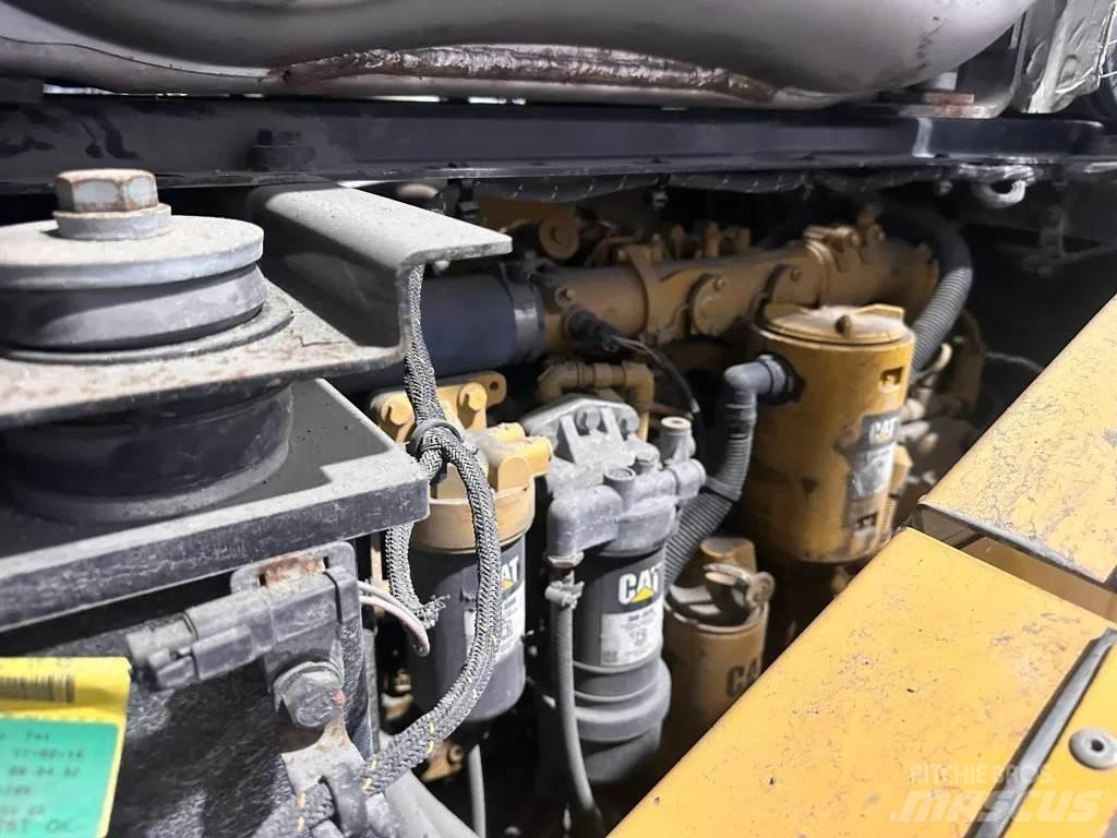 CAT 950M لوادر بعجل