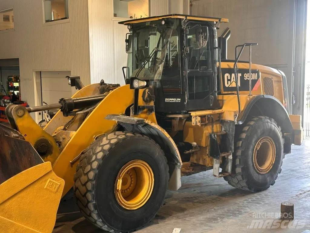 CAT 950M لوادر بعجل