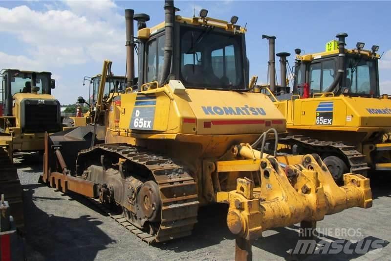 Komatsu D65 EX-16 بلدوزرات مجنزرة