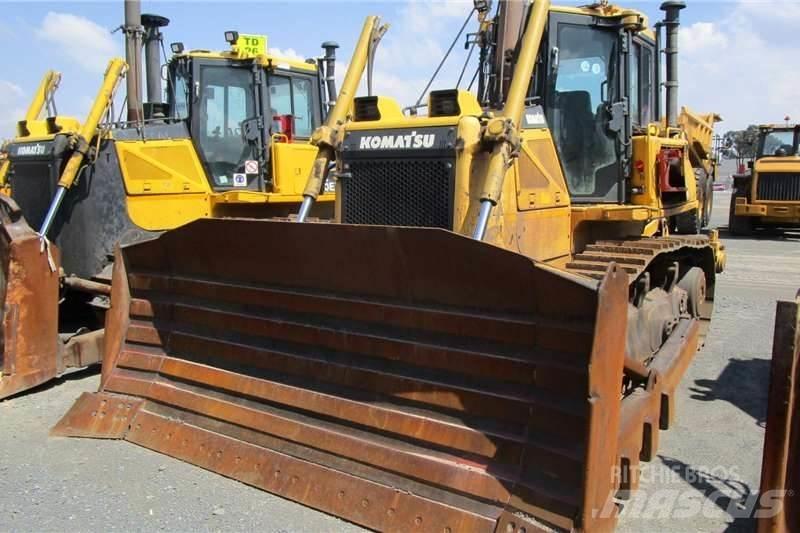 Komatsu D65 EX-16 بلدوزرات مجنزرة