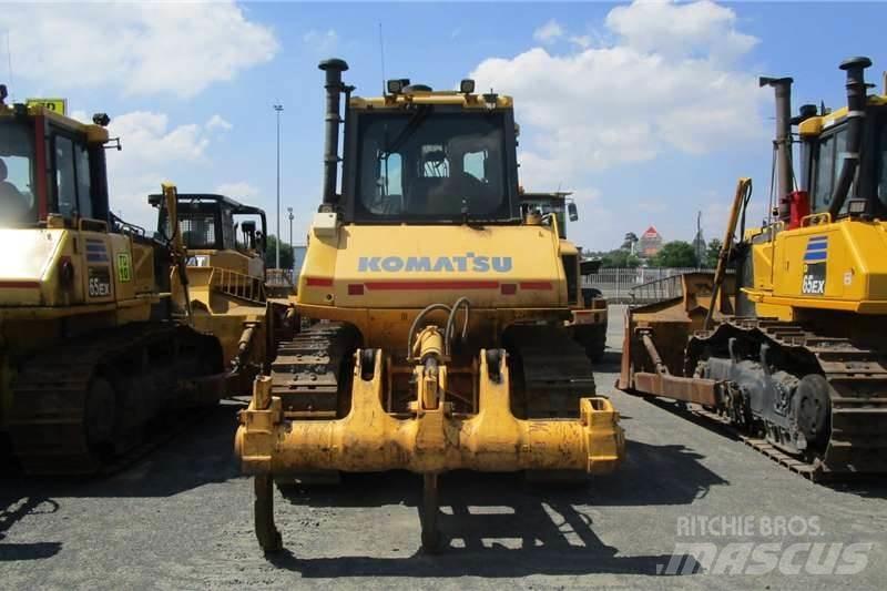 Komatsu D65 EX-16 بلدوزرات مجنزرة