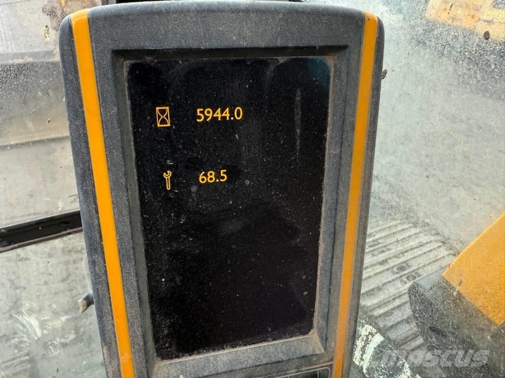 JCB JS 130 LC حفارات زحافة