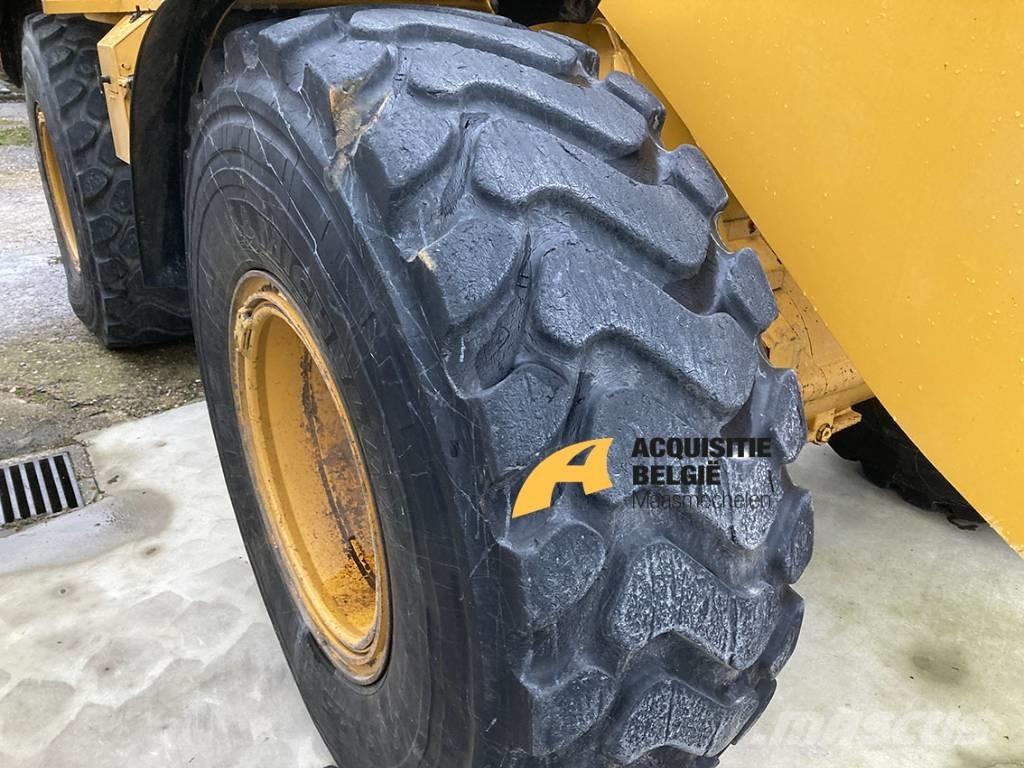 CAT 930M لوادر بعجل