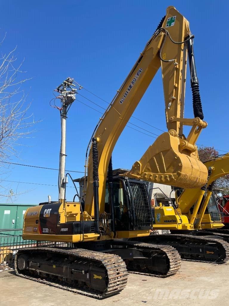 CAT 323D2 حفارات زحافة