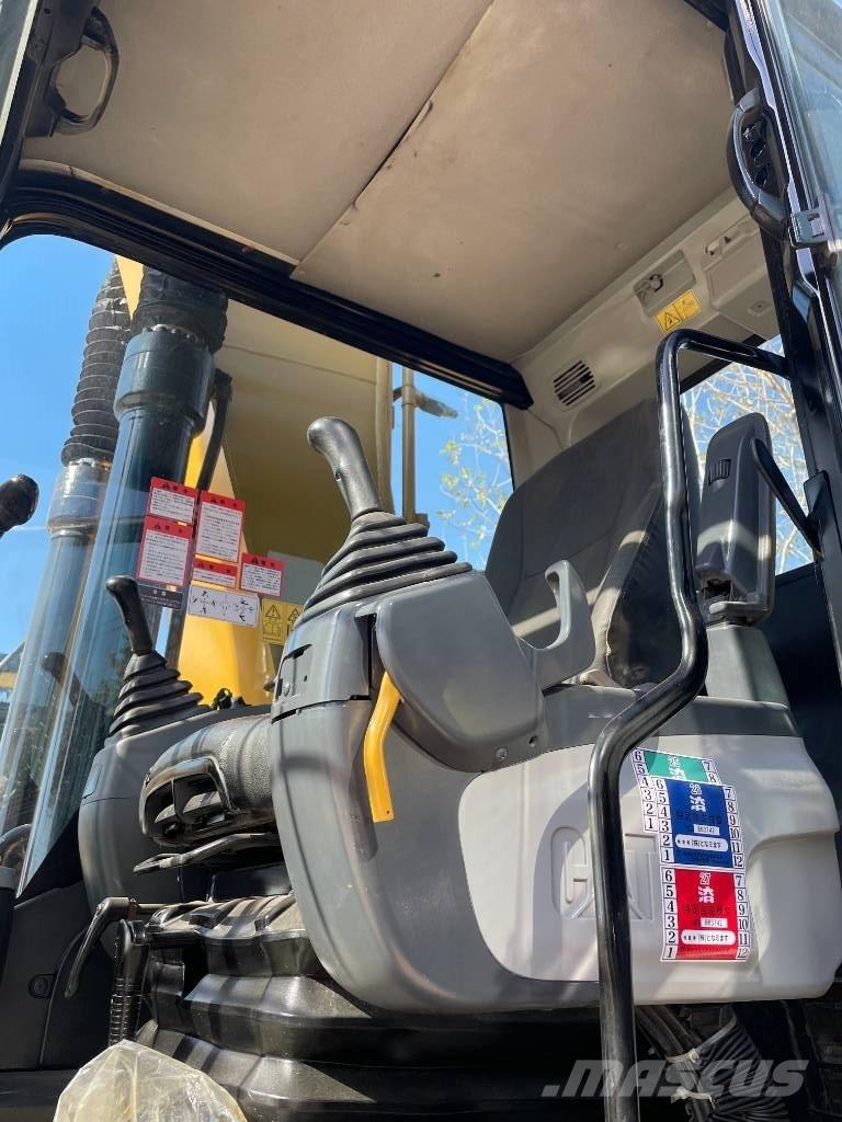 CAT 323D2 حفارات زحافة