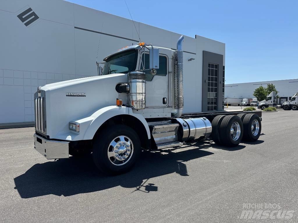 Kenworth T800 شاحنات بمقصورة وهيكل