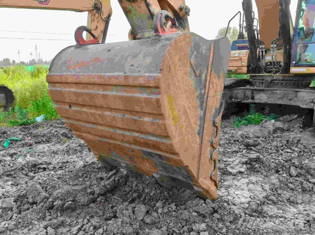 CAT 336 حفارات زحافة