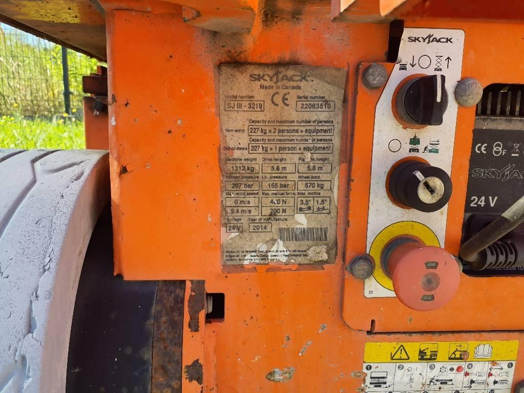 SkyJack SJ III 3219 رافعات مقصية الشكل