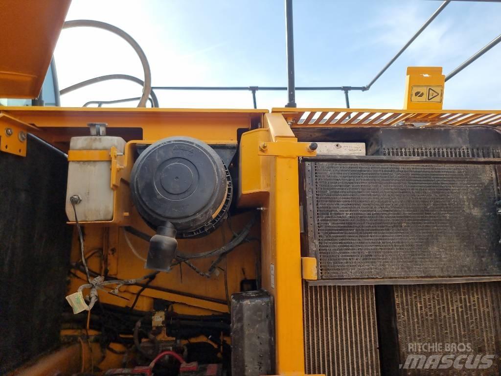 JCB JS 220 LC حفارات زحافة