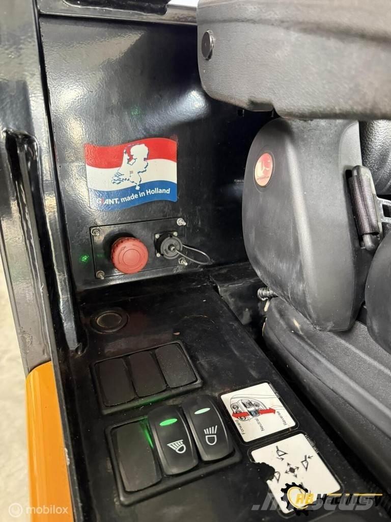 GiANT G2200E لوادر بعجل