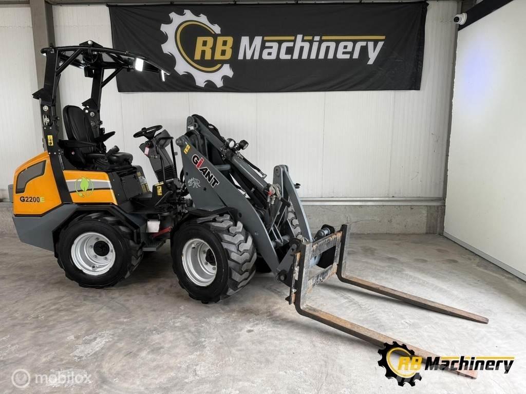 GiANT G2200E لوادر بعجل