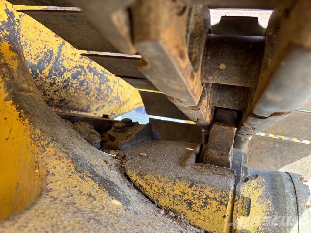 Komatsu D37 PX-23 بلدوزرات مجنزرة