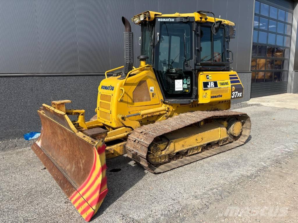 Komatsu D37 PX-23 بلدوزرات مجنزرة