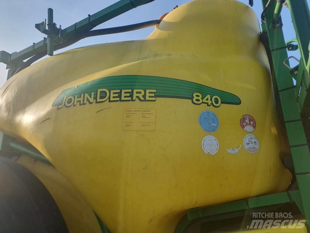 John Deere 840 الرشاشات