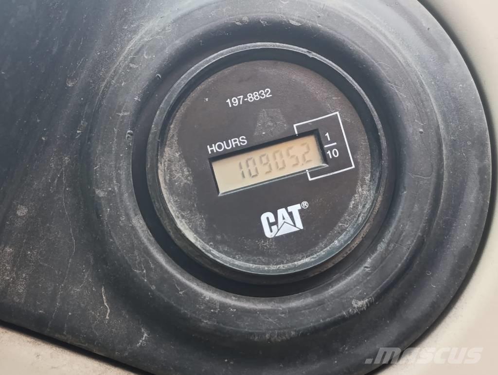 CAT M 318 C حفارات بعجل