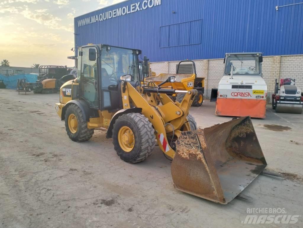 CAT 906M لوادر بعجل