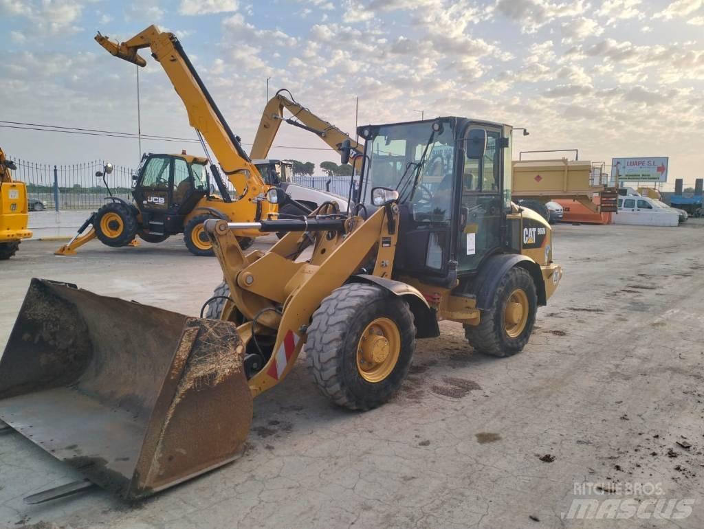 CAT 906M لوادر بعجل