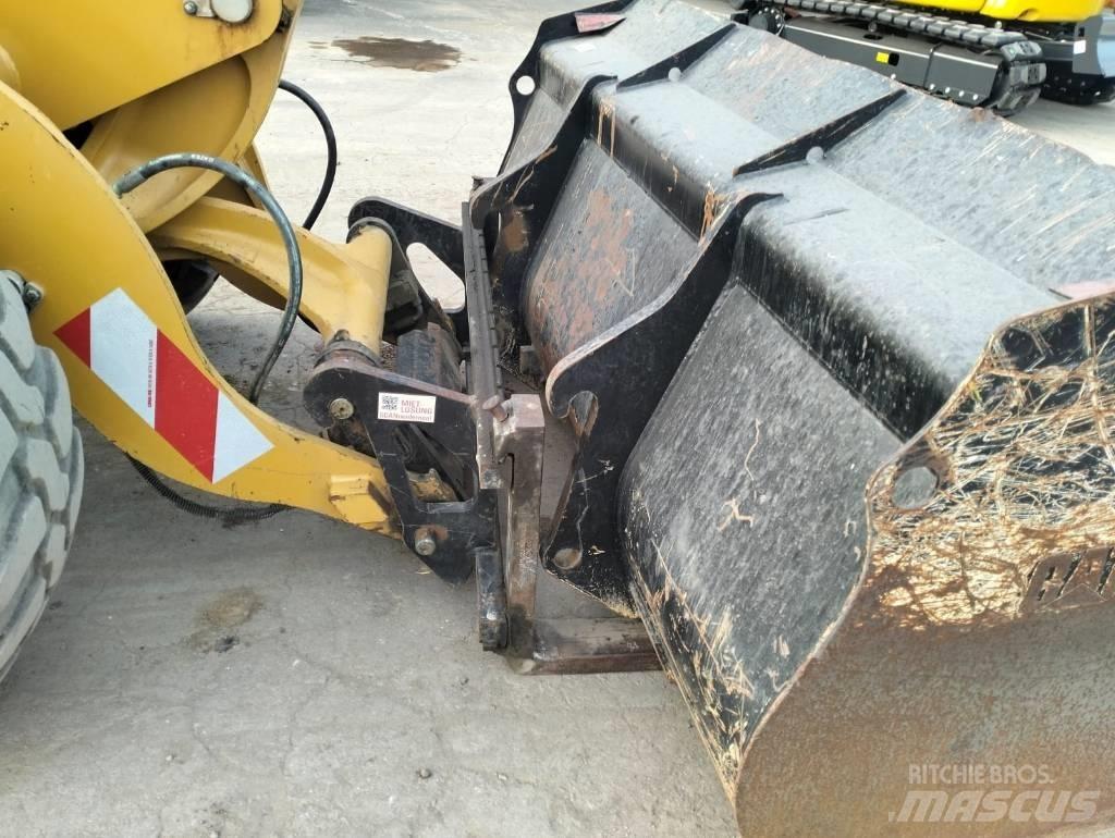 CAT 906M لوادر بعجل