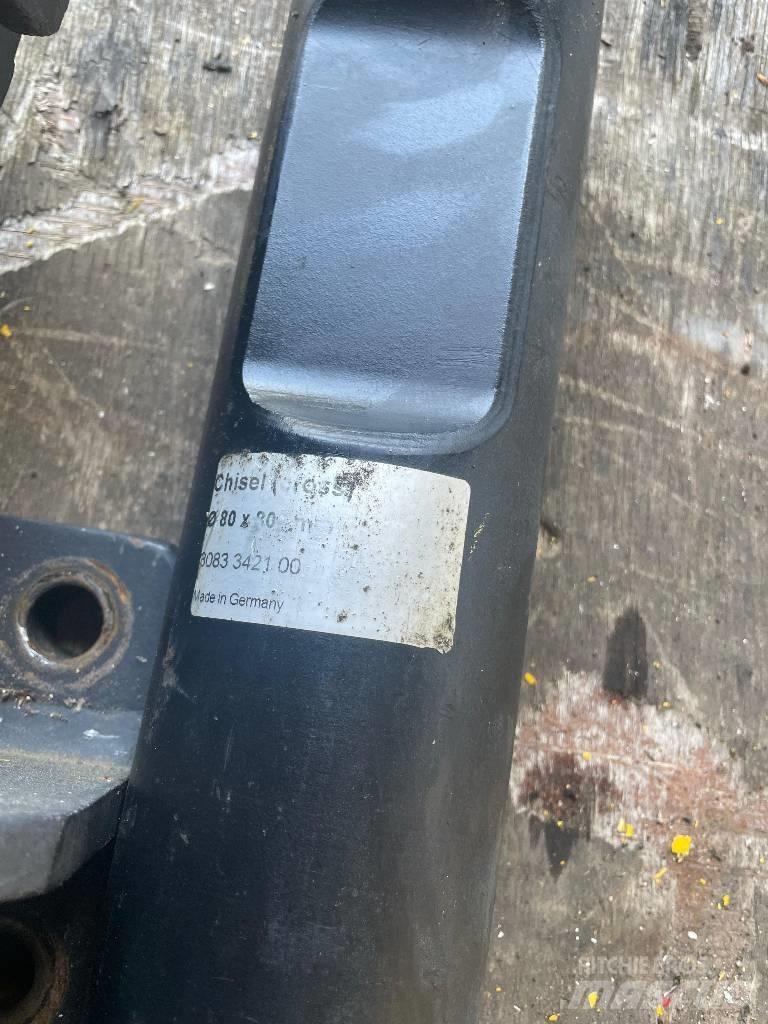 Atlas Copco SB 300 مطارق / كسارات