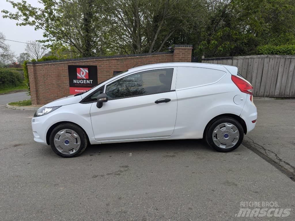 Ford Fiesta Van شاحنة مقفلة