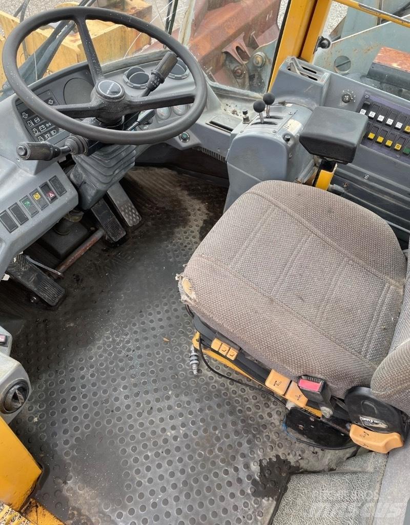 Volvo L120C لوادر بعجل