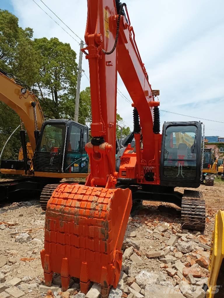 Hitachi ZX 135 حفارات زحافة