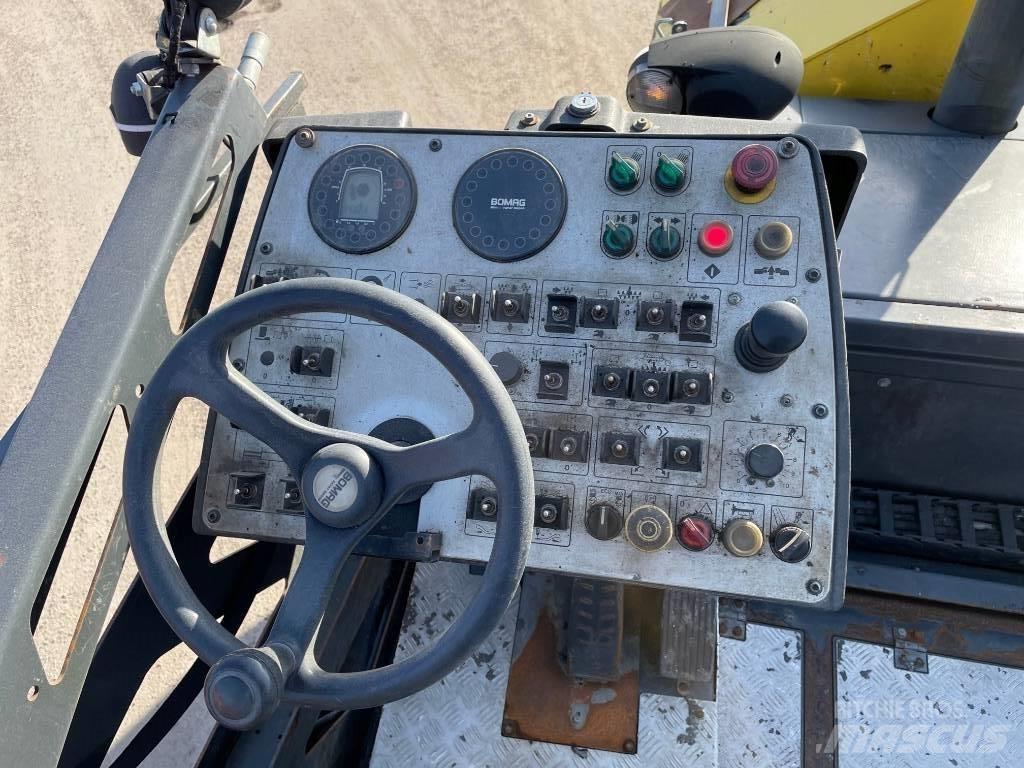Bomag BF 300 P معدات السفلتة