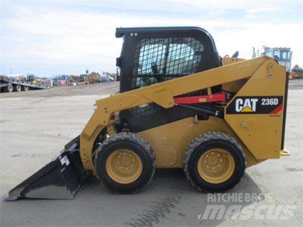 CAT 236 D لوادر انزلاقية التوجيه