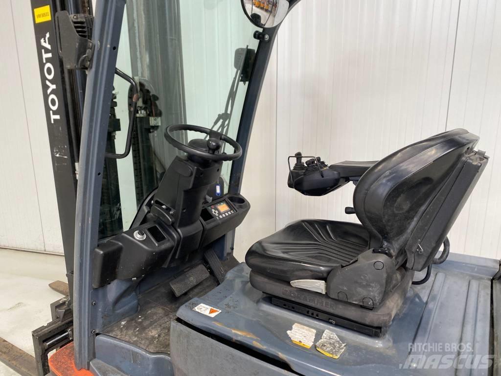 Toyota 8FBE20T شاحنات ذات رافعات شوكية تعمل بالكهرباء