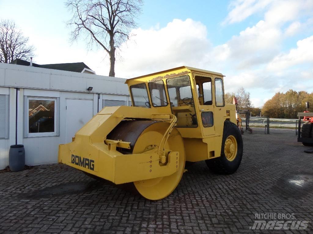 Bomag BW 211 AD مداحل أحادية الأسطوانة